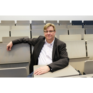 Prof. Dr. Axel Benning